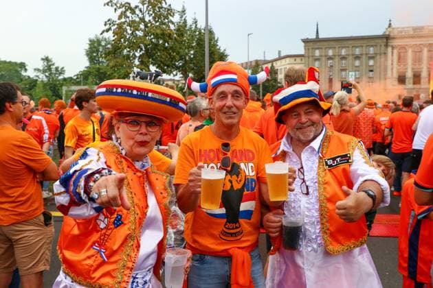 Leipzig - Über 20.000 Menschen: Niederländischer Fanmarsch von der Innenstadt zum Stadion 21.06.2024 ab 16 Uhr Stadtgebiet Leipzig Fotograf: EHL Media Vor dem zweiten EM-Spiel in Leipzig zwischen Frankreich und den Niederlanden haben über 20.000 Niederländer einen Fanmarsch zwischen dem Leipziger Wilhelm-Leuschner-Platz und dem Stadion gebildet. Die Stimmung blieb friedlich, aber ausgelassen. Um 21 Uhr beginnt die Partie. Die Polizei ist mit rund 2.000 Polizisten aus Sachsen, anderen Bundesländern sowie aus Frankreich und den Niederlanden im Einsatz. Es wurden einige Zündungen Pyrotechnik registriert. Leipzig Sachsen Deutschland Copyright: xEHLxMedia BjörnxStachx 240621_em-niederlande-frankreich-fanzug_16