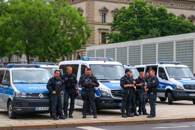 Leipzig - Über 20.000 Menschen: Niederländischer Fanmarsch von der Innenstadt zum Stadion 21.06.2024 ab 16 Uhr Stadtgebiet Leipzig Fotograf: EHL Media Vor dem zweiten EM-Spiel in Leipzig zwischen Frankreich und den Niederlanden haben über 20.000 Niederländer einen Fanmarsch zwischen dem Leipziger Wilhelm-Leuschner-Platz und dem Stadion gebildet. Die Stimmung blieb friedlich, aber ausgelassen. Um 21 Uhr beginnt die Partie. Die Polizei ist mit rund 2.000 Polizisten aus Sachsen, anderen Bundesländern sowie aus Frankreich und den Niederlanden im Einsatz. Es wurden einige Zündungen Pyrotechnik registriert. Leipzig Sachsen Deutschland Copyright: xEHLxMedia BjörnxStachx 240621_em-niederlande-frankreich-fanzug_17