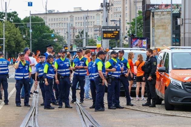 Leipzig - Über 20.000 Menschen: Niederländischer Fanmarsch von der Innenstadt zum Stadion 21.06.2024 ab 16 Uhr Stadtgebiet Leipzig Fotograf: EHL Media Vor dem zweiten EM-Spiel in Leipzig zwischen Frankreich und den Niederlanden haben über 20.000 Niederländer einen Fanmarsch zwischen dem Leipziger Wilhelm-Leuschner-Platz und dem Stadion gebildet. Die Stimmung blieb friedlich, aber ausgelassen. Um 21 Uhr beginnt die Partie. Die Polizei ist mit rund 2.000 Polizisten aus Sachsen, anderen Bundesländern sowie aus Frankreich und den Niederlanden im Einsatz. Es wurden einige Zündungen Pyrotechnik registriert. Leipzig Sachsen Deutschland Copyright: xEHLxMedia BjörnxStachx 240621_em-niederlande-frankreich-fanzug_18