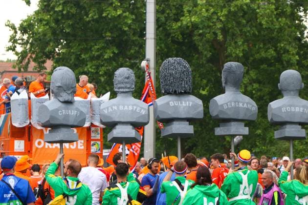 Leipzig - Über 20.000 Menschen: Niederländischer Fanmarsch von der Innenstadt zum Stadion 21.06.2024 ab 16 Uhr Stadtgebiet Leipzig Fotograf: EHL Media Vor dem zweiten EM-Spiel in Leipzig zwischen Frankreich und den Niederlanden haben über 20.000 Niederländer einen Fanmarsch zwischen dem Leipziger Wilhelm-Leuschner-Platz und dem Stadion gebildet. Die Stimmung blieb friedlich, aber ausgelassen. Um 21 Uhr beginnt die Partie. Die Polizei ist mit rund 2.000 Polizisten aus Sachsen, anderen Bundesländern sowie aus Frankreich und den Niederlanden im Einsatz. Es wurden einige Zündungen Pyrotechnik registriert. Leipzig Sachsen Deutschland Copyright: xEHLxMedia BjörnxStachx 240621_em-niederlande-frankreich-fanzug_19