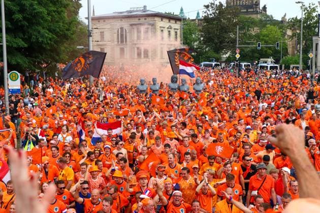 Leipzig - Über 20.000 Menschen: Niederländischer Fanmarsch von der Innenstadt zum Stadion 21.06.2024 ab 16 Uhr Stadtgebiet Leipzig Fotograf: EHL Media Vor dem zweiten EM-Spiel in Leipzig zwischen Frankreich und den Niederlanden haben über 20.000 Niederländer einen Fanmarsch zwischen dem Leipziger Wilhelm-Leuschner-Platz und dem Stadion gebildet. Die Stimmung blieb friedlich, aber ausgelassen. Um 21 Uhr beginnt die Partie. Die Polizei ist mit rund 2.000 Polizisten aus Sachsen, anderen Bundesländern sowie aus Frankreich und den Niederlanden im Einsatz. Es wurden einige Zündungen Pyrotechnik registriert. Leipzig Sachsen Deutschland Copyright: xEHLxMedia BjörnxStachx 240621_em-niederlande-frankreich-fanzug_22