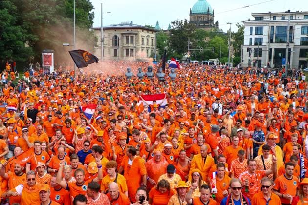 Leipzig - Über 20.000 Menschen: Niederländischer Fanmarsch von der Innenstadt zum Stadion 21.06.2024 ab 16 Uhr Stadtgebiet Leipzig Fotograf: EHL Media Vor dem zweiten EM-Spiel in Leipzig zwischen Frankreich und den Niederlanden haben über 20.000 Niederländer einen Fanmarsch zwischen dem Leipziger Wilhelm-Leuschner-Platz und dem Stadion gebildet. Die Stimmung blieb friedlich, aber ausgelassen. Um 21 Uhr beginnt die Partie. Die Polizei ist mit rund 2.000 Polizisten aus Sachsen, anderen Bundesländern sowie aus Frankreich und den Niederlanden im Einsatz. Es wurden einige Zündungen Pyrotechnik registriert. Leipzig Sachsen Deutschland Copyright: xEHLxMedia BjörnxStachx 240621_em-niederlande-frankreich-fanzug_23