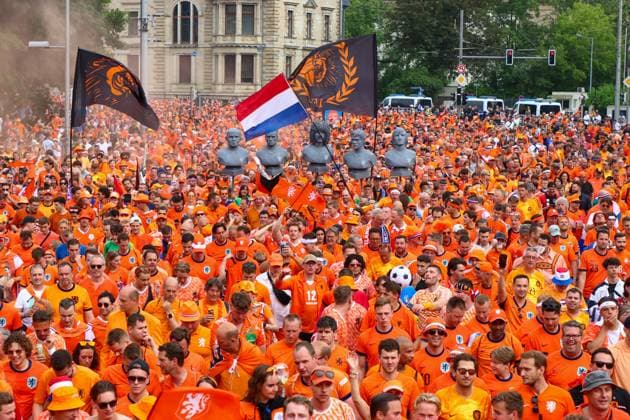 Leipzig - Über 20.000 Menschen: Niederländischer Fanmarsch von der Innenstadt zum Stadion 21.06.2024 ab 16 Uhr Stadtgebiet Leipzig Fotograf: EHL Media Vor dem zweiten EM-Spiel in Leipzig zwischen Frankreich und den Niederlanden haben über 20.000 Niederländer einen Fanmarsch zwischen dem Leipziger Wilhelm-Leuschner-Platz und dem Stadion gebildet. Die Stimmung blieb friedlich, aber ausgelassen. Um 21 Uhr beginnt die Partie. Die Polizei ist mit rund 2.000 Polizisten aus Sachsen, anderen Bundesländern sowie aus Frankreich und den Niederlanden im Einsatz. Es wurden einige Zündungen Pyrotechnik registriert. Leipzig Sachsen Deutschland Copyright: xEHLxMedia BjörnxStachx 240621_em-niederlande-frankreich-fanzug_24
