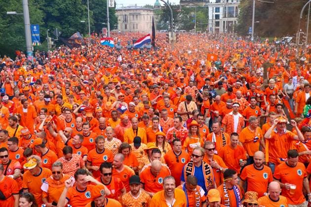 Leipzig - Über 20.000 Menschen: Niederländischer Fanmarsch von der Innenstadt zum Stadion 21.06.2024 ab 16 Uhr Stadtgebiet Leipzig Fotograf: EHL Media Vor dem zweiten EM-Spiel in Leipzig zwischen Frankreich und den Niederlanden haben über 20.000 Niederländer einen Fanmarsch zwischen dem Leipziger Wilhelm-Leuschner-Platz und dem Stadion gebildet. Die Stimmung blieb friedlich, aber ausgelassen. Um 21 Uhr beginnt die Partie. Die Polizei ist mit rund 2.000 Polizisten aus Sachsen, anderen Bundesländern sowie aus Frankreich und den Niederlanden im Einsatz. Es wurden einige Zündungen Pyrotechnik registriert. Leipzig Sachsen Deutschland Copyright: xEHLxMedia BjörnxStachx 240621_em-niederlande-frankreich-fanzug_25