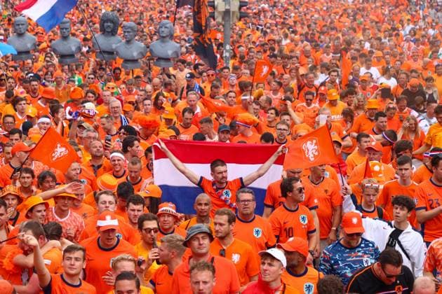 Leipzig - Über 20.000 Menschen: Niederländischer Fanmarsch von der Innenstadt zum Stadion 21.06.2024 ab 16 Uhr Stadtgebiet Leipzig Fotograf: EHL Media Vor dem zweiten EM-Spiel in Leipzig zwischen Frankreich und den Niederlanden haben über 20.000 Niederländer einen Fanmarsch zwischen dem Leipziger Wilhelm-Leuschner-Platz und dem Stadion gebildet. Die Stimmung blieb friedlich, aber ausgelassen. Um 21 Uhr beginnt die Partie. Die Polizei ist mit rund 2.000 Polizisten aus Sachsen, anderen Bundesländern sowie aus Frankreich und den Niederlanden im Einsatz. Es wurden einige Zündungen Pyrotechnik registriert. Leipzig Sachsen Deutschland Copyright: xEHLxMedia BjörnxStachx 240621_em-niederlande-frankreich-fanzug_26