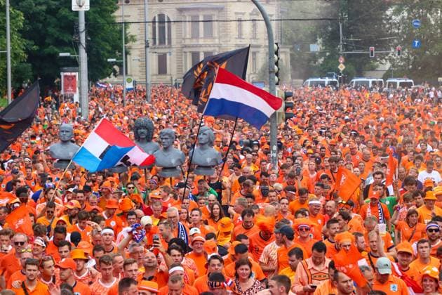 Leipzig - Über 20.000 Menschen: Niederländischer Fanmarsch von der Innenstadt zum Stadion 21.06.2024 ab 16 Uhr Stadtgebiet Leipzig Fotograf: EHL Media Vor dem zweiten EM-Spiel in Leipzig zwischen Frankreich und den Niederlanden haben über 20.000 Niederländer einen Fanmarsch zwischen dem Leipziger Wilhelm-Leuschner-Platz und dem Stadion gebildet. Die Stimmung blieb friedlich, aber ausgelassen. Um 21 Uhr beginnt die Partie. Die Polizei ist mit rund 2.000 Polizisten aus Sachsen, anderen Bundesländern sowie aus Frankreich und den Niederlanden im Einsatz. Es wurden einige Zündungen Pyrotechnik registriert. Leipzig Sachsen Deutschland Copyright: xEHLxMedia BjörnxStachx 240621_em-niederlande-frankreich-fanzug_27