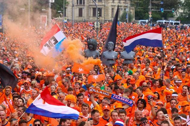 Leipzig - Über 20.000 Menschen: Niederländischer Fanmarsch von der Innenstadt zum Stadion 21.06.2024 ab 16 Uhr Stadtgebiet Leipzig Fotograf: EHL Media Vor dem zweiten EM-Spiel in Leipzig zwischen Frankreich und den Niederlanden haben über 20.000 Niederländer einen Fanmarsch zwischen dem Leipziger Wilhelm-Leuschner-Platz und dem Stadion gebildet. Die Stimmung blieb friedlich, aber ausgelassen. Um 21 Uhr beginnt die Partie. Die Polizei ist mit rund 2.000 Polizisten aus Sachsen, anderen Bundesländern sowie aus Frankreich und den Niederlanden im Einsatz. Es wurden einige Zündungen Pyrotechnik registriert. Leipzig Sachsen Deutschland Copyright: xEHLxMedia BjörnxStachx 240621_em-niederlande-frankreich-fanzug_28