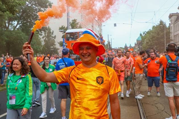 Leipzig - Über 20.000 Menschen: Niederländischer Fanmarsch von der Innenstadt zum Stadion 21.06.2024 ab 16 Uhr Stadtgebiet Leipzig Fotograf: EHL Media Vor dem zweiten EM-Spiel in Leipzig zwischen Frankreich und den Niederlanden haben über 20.000 Niederländer einen Fanmarsch zwischen dem Leipziger Wilhelm-Leuschner-Platz und dem Stadion gebildet. Die Stimmung blieb friedlich, aber ausgelassen. Um 21 Uhr beginnt die Partie. Die Polizei ist mit rund 2.000 Polizisten aus Sachsen, anderen Bundesländern sowie aus Frankreich und den Niederlanden im Einsatz. Es wurden einige Zündungen Pyrotechnik registriert. Leipzig Sachsen Deutschland Copyright: xEHLxMedia BjörnxStachx 240621_em-niederlande-frankreich-fanzug_29