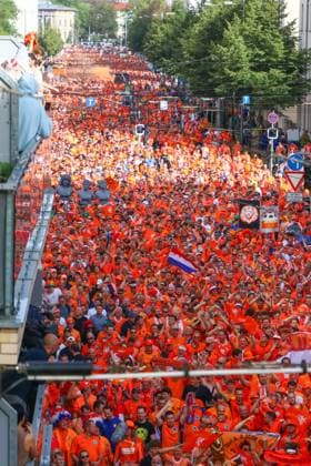 Leipzig - Über 20.000 Menschen: Niederländischer Fanmarsch von der Innenstadt zum Stadion 21.06.2024 ab 16 Uhr Stadtgebiet Leipzig Fotograf: EHL Media Vor dem zweiten EM-Spiel in Leipzig zwischen Frankreich und den Niederlanden haben über 20.000 Niederländer einen Fanmarsch zwischen dem Leipziger Wilhelm-Leuschner-Platz und dem Stadion gebildet. Die Stimmung blieb friedlich, aber ausgelassen. Um 21 Uhr beginnt die Partie. Die Polizei ist mit rund 2.000 Polizisten aus Sachsen, anderen Bundesländern sowie aus Frankreich und den Niederlanden im Einsatz. Es wurden einige Zündungen Pyrotechnik registriert. Leipzig Sachsen Deutschland Copyright: xEHLxMedia BjörnxStachx 240621_em-niederlande-frankreich-fanzug_30