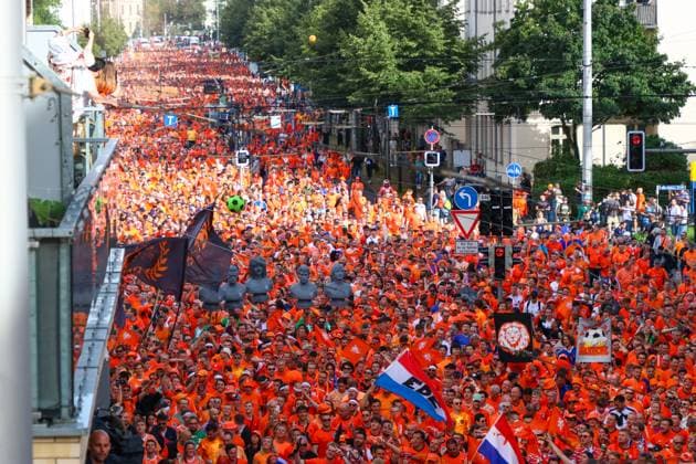 Leipzig - Über 20.000 Menschen: Niederländischer Fanmarsch von der Innenstadt zum Stadion 21.06.2024 ab 16 Uhr Stadtgebiet Leipzig Fotograf: EHL Media Vor dem zweiten EM-Spiel in Leipzig zwischen Frankreich und den Niederlanden haben über 20.000 Niederländer einen Fanmarsch zwischen dem Leipziger Wilhelm-Leuschner-Platz und dem Stadion gebildet. Die Stimmung blieb friedlich, aber ausgelassen. Um 21 Uhr beginnt die Partie. Die Polizei ist mit rund 2.000 Polizisten aus Sachsen, anderen Bundesländern sowie aus Frankreich und den Niederlanden im Einsatz. Es wurden einige Zündungen Pyrotechnik registriert. Leipzig Sachsen Deutschland Copyright: xEHLxMedia BjörnxStachx 240621_em-niederlande-frankreich-fanzug_31