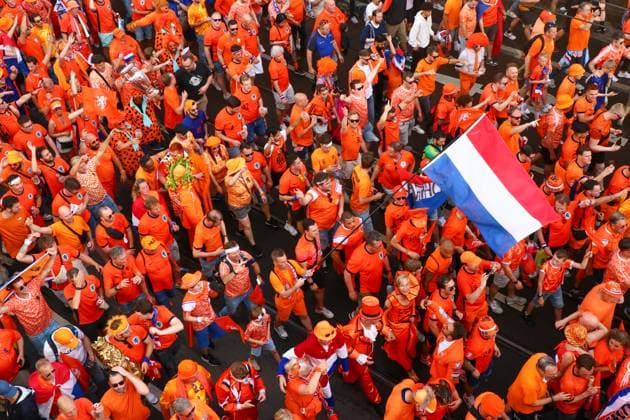 Leipzig - Über 20.000 Menschen: Niederländischer Fanmarsch von der Innenstadt zum Stadion 21.06.2024 ab 16 Uhr Stadtgebiet Leipzig Fotograf: EHL Media Vor dem zweiten EM-Spiel in Leipzig zwischen Frankreich und den Niederlanden haben über 20.000 Niederländer einen Fanmarsch zwischen dem Leipziger Wilhelm-Leuschner-Platz und dem Stadion gebildet. Die Stimmung blieb friedlich, aber ausgelassen. Um 21 Uhr beginnt die Partie. Die Polizei ist mit rund 2.000 Polizisten aus Sachsen, anderen Bundesländern sowie aus Frankreich und den Niederlanden im Einsatz. Es wurden einige Zündungen Pyrotechnik registriert. Leipzig Sachsen Deutschland Copyright: xEHLxMedia BjörnxStachx 240621_em-niederlande-frankreich-fanzug_32
