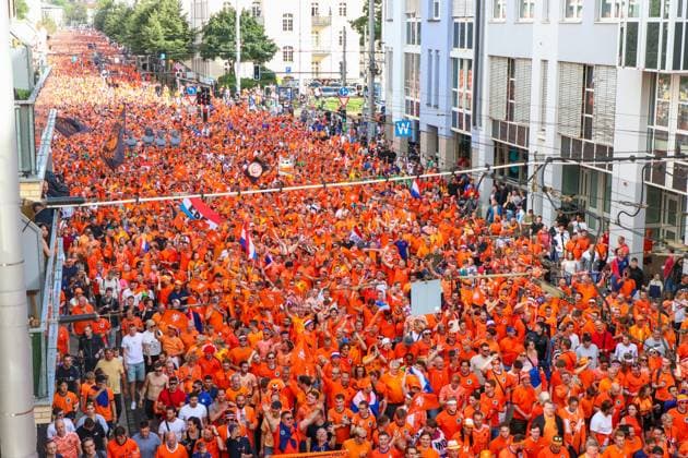 Leipzig - Über 20.000 Menschen: Niederländischer Fanmarsch von der Innenstadt zum Stadion 21.06.2024 ab 16 Uhr Stadtgebiet Leipzig Fotograf: EHL Media Vor dem zweiten EM-Spiel in Leipzig zwischen Frankreich und den Niederlanden haben über 20.000 Niederländer einen Fanmarsch zwischen dem Leipziger Wilhelm-Leuschner-Platz und dem Stadion gebildet. Die Stimmung blieb friedlich, aber ausgelassen. Um 21 Uhr beginnt die Partie. Die Polizei ist mit rund 2.000 Polizisten aus Sachsen, anderen Bundesländern sowie aus Frankreich und den Niederlanden im Einsatz. Es wurden einige Zündungen Pyrotechnik registriert. Leipzig Sachsen Deutschland Copyright: xEHLxMedia BjörnxStachx 240621_em-niederlande-frankreich-fanzug_33