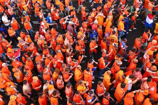 Leipzig - Über 20.000 Menschen: Niederländischer Fanmarsch von der Innenstadt zum Stadion 21.06.2024 ab 16 Uhr Stadtgebiet Leipzig Fotograf: EHL Media Vor dem zweiten EM-Spiel in Leipzig zwischen Frankreich und den Niederlanden haben über 20.000 Niederländer einen Fanmarsch zwischen dem Leipziger Wilhelm-Leuschner-Platz und dem Stadion gebildet. Die Stimmung blieb friedlich, aber ausgelassen. Um 21 Uhr beginnt die Partie. Die Polizei ist mit rund 2.000 Polizisten aus Sachsen, anderen Bundesländern sowie aus Frankreich und den Niederlanden im Einsatz. Es wurden einige Zündungen Pyrotechnik registriert. Leipzig Sachsen Deutschland Copyright: xEHLxMedia BjörnxStachx 240621_em-niederlande-frankreich-fanzug_34