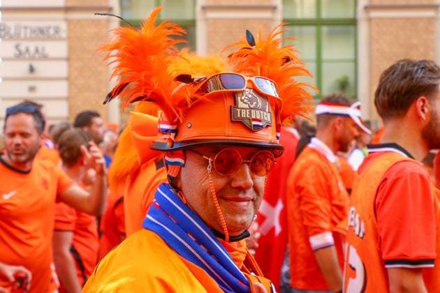 Leipzig - Über 20.000 Menschen: Niederländischer Fanmarsch von der Innenstadt zum Stadion 21.06.2024 ab 16 Uhr Stadtgebiet Leipzig Fotograf: EHL Media Vor dem zweiten EM-Spiel in Leipzig zwischen Frankreich und den Niederlanden haben über 20.000 Niederländer einen Fanmarsch zwischen dem Leipziger Wilhelm-Leuschner-Platz und dem Stadion gebildet. Die Stimmung blieb friedlich, aber ausgelassen. Um 21 Uhr beginnt die Partie. Die Polizei ist mit rund 2.000 Polizisten aus Sachsen, anderen Bundesländern sowie aus Frankreich und den Niederlanden im Einsatz. Es wurden einige Zündungen Pyrotechnik registriert. Leipzig Sachsen Deutschland Copyright: xEHLxMedia BjörnxStachx 240621_em-niederlande-frankreich-fanzug_35