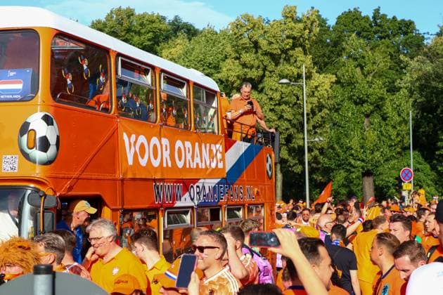 Leipzig - Über 20.000 Menschen: Niederländischer Fanmarsch von der Innenstadt zum Stadion 21.06.2024 ab 16 Uhr Stadtgebiet Leipzig Fotograf: EHL Media Vor dem zweiten EM-Spiel in Leipzig zwischen Frankreich und den Niederlanden haben über 20.000 Niederländer einen Fanmarsch zwischen dem Leipziger Wilhelm-Leuschner-Platz und dem Stadion gebildet. Die Stimmung blieb friedlich, aber ausgelassen. Um 21 Uhr beginnt die Partie. Die Polizei ist mit rund 2.000 Polizisten aus Sachsen, anderen Bundesländern sowie aus Frankreich und den Niederlanden im Einsatz. Es wurden einige Zündungen Pyrotechnik registriert. Leipzig Sachsen Deutschland Copyright: xEHLxMedia BjörnxStachx 240621_em-niederlande-frankreich-fanzug_36