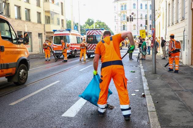 Leipzig - Über 20.000 Menschen: Niederländischer Fanmarsch von der Innenstadt zum Stadion 21.06.2024 ab 16 Uhr Stadtgebiet Leipzig Fotograf: EHL Media Vor dem zweiten EM-Spiel in Leipzig zwischen Frankreich und den Niederlanden haben über 20.000 Niederländer einen Fanmarsch zwischen dem Leipziger Wilhelm-Leuschner-Platz und dem Stadion gebildet. Die Stimmung blieb friedlich, aber ausgelassen. Um 21 Uhr beginnt die Partie. Die Polizei ist mit rund 2.000 Polizisten aus Sachsen, anderen Bundesländern sowie aus Frankreich und den Niederlanden im Einsatz. Es wurden einige Zündungen Pyrotechnik registriert. Leipzig Sachsen Deutschland Copyright: xEHLxMedia BjörnxStachx 240621_em-niederlande-frankreich-fanzug_39