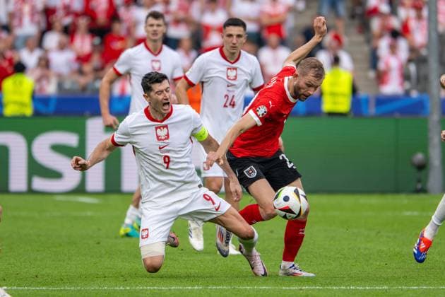 Sport Bilder des Tages Fussball Berlin 21.06.2024 UEFA EURO, EM, Europameisterschaft,Fussball 2024 Europameisterschaft Vorrunde Polen (POL) - Österreich (AUT) Robert Lewandowski (Polen, No.09) Konrad Laimer (Österreich, No.20)