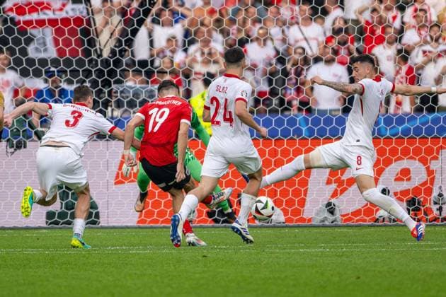 Fussball Berlin 21.06.2024 UEFA EURO, EM, Europameisterschaft,Fussball 2024 Europameisterschaft Vorrunde Polen (POL) - Österreich (AUT) Tor zum 1:2 durch Christoph Baumgartner (Österreich, No.19) Jakub Moder (Polen, No.08) Pawel Dawidowicz (Polen, No.03) Bartosz Slisz (Polen, No.24)