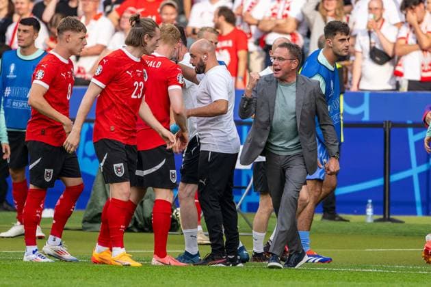 Fussball Berlin 21.06.2024 UEFA EURO, EM, Europameisterschaft,Fussball 2024 Europameisterschaft Vorrunde Polen (POL) - Österreich (AUT) Jubel nach dem Tor zum 1:2 Ralf Rangnick (Österreich, Trainer) Patrick Wimmer (Österreich, TW, No.23)