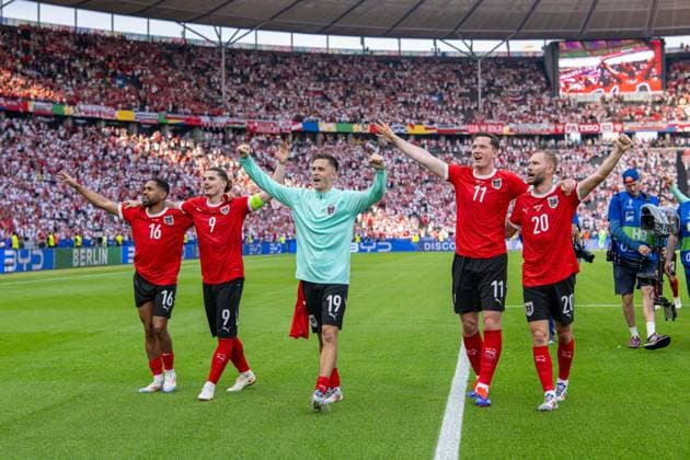 Fussball Berlin 21.06.2024 UEFA EURO, EM, Europameisterschaft,Fussball 2024 Europameisterschaft Vorrunde Polen (POL) - Österreich (AUT) Jubel Österreich nach dem Sieg Phillipp Mwene (Österreich, No.16) Marcel Sabitzer (Österreich, No.09) Christoph Baumgartner (Österreich, No.19) Michael Gregoritsch (Österreich, No.11) Konrad Laimer (Österreich, No.20)
