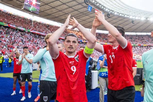 Fussball Berlin 21.06.2024 UEFA EURO, EM, Europameisterschaft,Fussball 2024 Europameisterschaft Vorrunde Polen (POL) - Österreich (AUT) Jubel Österreich nach dem Sieg Christoph Baumgartner (Österreich, No.19) Michael Gregoritsch (Österreich, No.11)