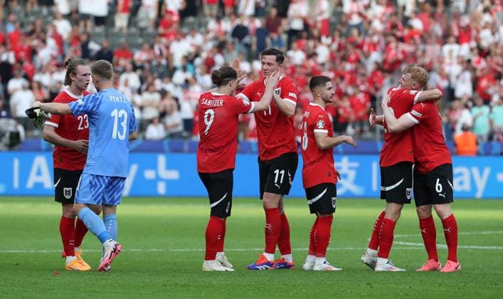 Patrick Wimmer, Torwart Patrick Pentz, Marcel Sabitzer, Michael Gregoritsch, Phillipp Mwene, Nicolas Seiwald jubelt nach Spielende 1:3 Sieg Freude Emotion Jubel Fußball Fussball Europameisterschaft Euro 2024 EM Herren Saison 2023 2024 21.06.2024 Polen POL vs. Österreich AUT in Berlin DFL regulations prohibit any use of photographs as image sequences and or quasi-video.