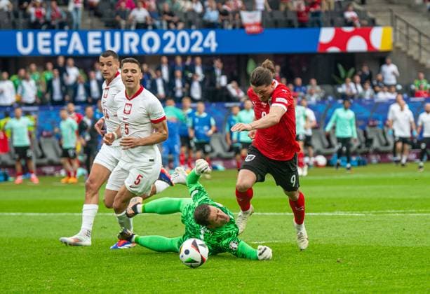 Fussball, Herren, Saison 2023 24, Euro 2024 Gruppe D (2. Spieltag) in Berlin, Polen - Österreich, Torhüter Wojciech Szczesny (Polen) foult Marcel Sabitzer (Österreich), den anschließenden Elfmeter verwandelt Arnautovic zum 1:3, 21.06. 2024, Copyright: xSebastianxRäppold MatthiasxKochx