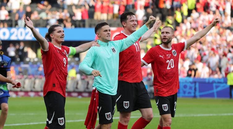 Marcel Sabitzer, Christoph Baumgartner, Michael Gregoritsch, Konrad Laimer jubelt nach Spielende 1:3 Sieg Freude Emotion Jubel Fußball Fussball Europameisterschaft Euro 2024 EM Herren Saison 2023 2024 21.06.2024 Polen POL vs. Österreich AUT in Berlin DFL regulations prohibit any use of photographs as image sequences and or quasi-video.