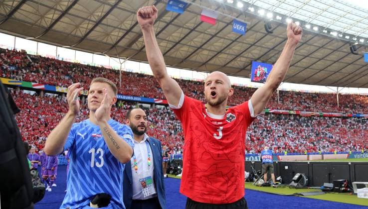 Torwart Patrick Pentz, Gernot Trauner jubelt nach Spielende 1:3 Sieg Freude Emotion Jubel Fußball Fussball Europameisterschaft Euro 2024 EM Herren Saison 2023 2024 21.06.2024 Polen POL vs. Österreich AUT in Berlin DFL regulations prohibit any use of photographs as image sequences and or quasi-video.