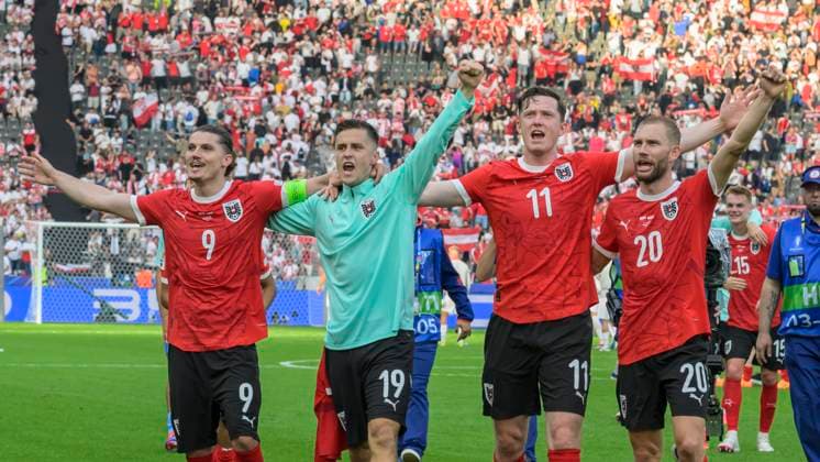 GER, Berlin, Fussball, Poland vs Austria, Gruppe D, Gruppenphase, UEFA EURO, EM, Europameisterschaft,Fussball 2024, MD3, SP, Olympia - Stadion Berlin, v.l. Marcel Sabitzer (Austria), Christoph Baumgartner (Austria), Michael Gregoritsch (Austria), Konrad Laimer (Austria), Freude, Jubel, Sieg, Endstand 1:3, Feiern ihren Sieg, 21.06. 2024, Copyright: HMBxMedia UwexKoch