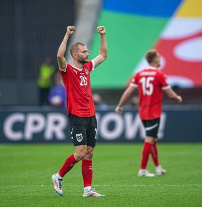 Fussball, Herren, Saison 2023 24, Euro 2024 Gruppe D (2. Spieltag) in Berlin, Polen - Österreich, v.l. Konrad Laimer (Österreich) , Philipp Lienhart (Österreich), Jubel nach Abpfiff, 21.06. 2024, Copyright: xSebastianxRäppold MatthiasxKochx