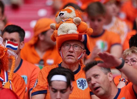 21.06.2024, Fussball Europameisterschaft, UEFA EURO, EM, Europameisterschaft,Fussball 2024, Niederlande - Frankreich, Gruppe D, Stadion Leipzig, v.l., Niederlande-Fan vor dem Spiel Copyright: HMBxMedia
