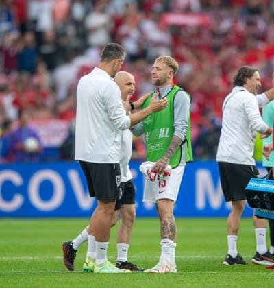 Fussball, Herren, Saison 2023 24, Euro 2024 Gruppe D (2. Spieltag) in Berlin, Polen - Österreich, v.l. Torwarttrainer Michael Gspurning (Österreich), Tymoteusz Puchacz (Polen) nach Abpfiff, 21.06. 2024, Copyright: xSebastianxRäppold MatthiasxKochx