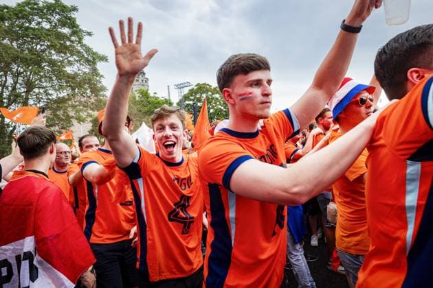 LEIPZIG - Dutch fans on the day before the second match at the European Championship, EM, Europameisterschaft of the Dutch national team, Nationalteam against France. ANP RAMON VAN FLYMEN xVIxANPxSportx xxANPxIVx 501681267 originalFilename: 501681267.jpg