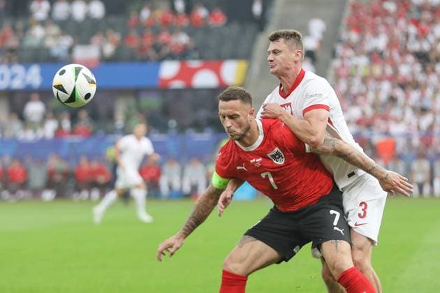 Berlin, Deutschland, 21.06.2024: Olympiastadion: Fußball-EM 2024, Gruppe D, Polen - Österreich: Marko Arnautovic (7, Österreich) und Pawel Dawidowicz (3, Polen) im Zweikampf um den Ball Copyright: xdtsxNachrichtenagenturx dts_41132