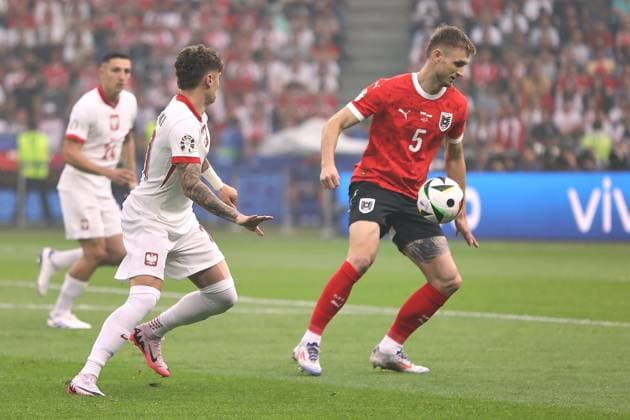 Berlin, Deutschland, 21.06.2024: Olympiastadion: Fußball-EM 2024, Gruppe D, Polen - Österreich: Nicola Zalewski (21, Polnische Nationalmannschaft) und Stefan Posch (5, Österreichische Nationalmannschaft) im Duell Copyright: xdtsxNachrichtenagenturx dts_41139