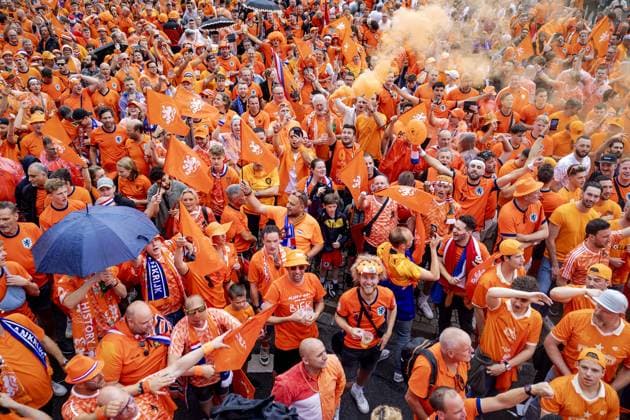 LEIPZIG - Dutch fans on the day before the second match at the European Championship, EM, Europameisterschaft of the Dutch national team, Nationalteam against France. ANP RAMON VAN FLYMEN xVIxANPxSportx xxANPxIVx 501684613 originalFilename: 501684613.jpg