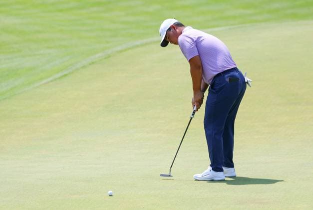 CROMWELL, CT - JUNE 21: Tom Kim of Republic of Korea putts on the 15th green during the second round of the 2024 Travelers Championship on June 21, 2024, at TPC River Highlands in Cromwell, CT. (Photo by M. Anthony Nesmith Icon Sportswire) GOLF: JUN 21 PGA, Golf Herren Travelers Championship EDITORIAL USE ONLY Icon240621032024