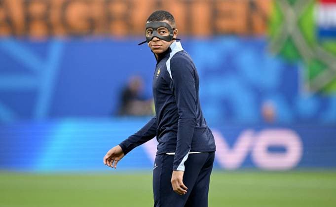 Fussball Euro 2024 Gruppe D 21.06.2024 Niederlande - Frankreich Maskenmann Kylian Mbappe (Frankreich) vor dem Spiel auf dem Platz