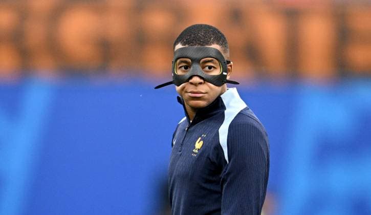 Fussball Euro 2024 Gruppe D 21.06.2024 Niederlande - Frankreich Maskenmann Kylian Mbappe (Frankreich) vor dem Spiel auf dem Platz