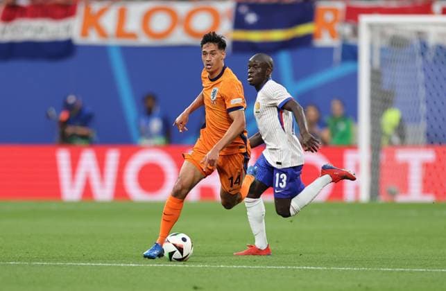 21.06.2024, Fussball Europameisterschaft, UEFA EURO, EM, Europameisterschaft,Fussball 2024, Niederlande - Frankreich, Gruppe D, Stadion Leipzig, v.l., Tijjani Martinus Jan Reijnders (Niederlande), Ngolo Kante (Frankreich) Copyright: HMBxMedia
