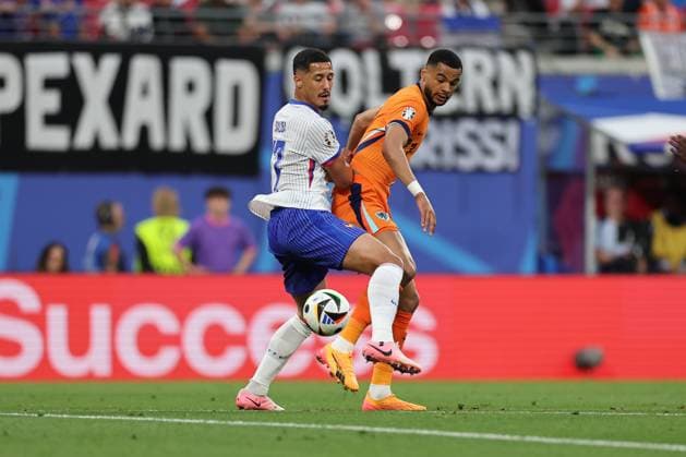 21.06.2024, Fussball Europameisterschaft, UEFA EURO, EM, Europameisterschaft,Fussball 2024, Niederlande - Frankreich, Gruppe D, Stadion Leipzig, v.l., William Alain Andre Saliba (Frankreich), Cody Gakpo (Niederlande) Copyright: HMBxMedia