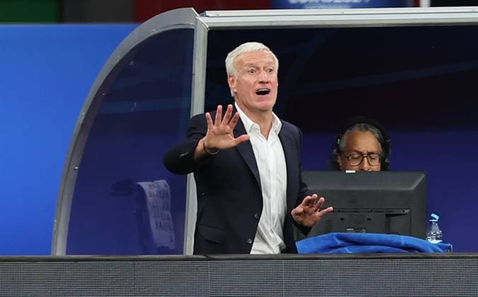 21.06.2024, Fussball Europameisterschaft, UEFA EURO, EM, Europameisterschaft,Fussball 2024, Niederlande - Frankreich, Gruppe D, Stadion Leipzig, v.l., Trainer Didier Deschamps (Frankreich) gibt Anweisungen, gestikuliert, mit den Armen gestikulieren gives instructions, gesticulate Copyright: HMBxMedia