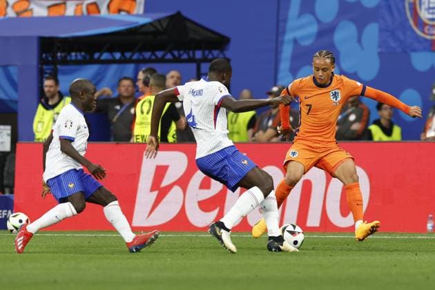 LEIPZIG, Leipzig Stadium ,21-06-2024 , European Football Championship Euro2024, Group stage match no.20 between Netherlands and France, (L-R) France player Dayot Upamecano, Netherlands player Xavi Simons Netherlands - France (Euro2024)  x25555701x Copyright: