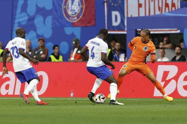 LEIPZIG, Leipzig Stadium ,21-06-2024 , European Football Championship Euro2024, Group stage match no.20 between Netherlands and France, (L-R) France player Dayot Upamecano, Netherlands player Xavi Simons Netherlands - France (Euro2024)  x25555721x Copyright: