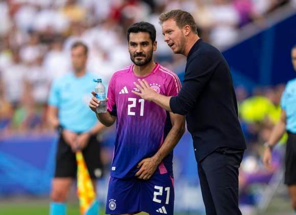 19.06.2024, Fussball UEFA EURO, EM, Europameisterschaft,Fussball 2024, Vorrunde, 2.Spieltag, Deutschland - Ungarn, in der Stuttgart Arena. Trainer Julian Nagelsmann (Deutschland) flüstert Ilkay Gündogan (Deutschland) was ins Ohr