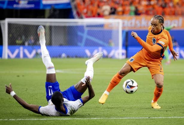 LEIPZIG - Ousmane Dembele of France and Xavi Simons of Holland (l-r) during the UEFA EURO, EM, Europameisterschaft,Fussball 2024 group D match between the Netherlands and France at the Leipzig Stadium on June 21, 2024 in Leipzig, Germany. ANP KOEN VAN WEEL UEFA EURO 2024 2024 xVIxANPxSportx xxANPxIVx 501701522 originalFilename: 501701522.jpg