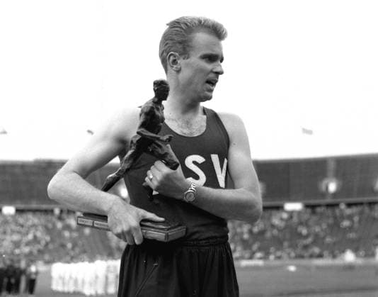 Archivbilder der Woche SPORT KW25 Leichtathletik Deutsche Meisterschaften 1960 in Berlin Manfred Germar (ASV Köln) mit dem Rudolf-Harbig-Gedächtnispreis *** German Athletics Championships 1960 in Berlin Manfred Germar ASV Cologne with the Rudolf Harbig Memorial Prize HM