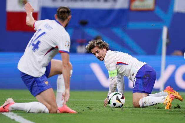 Netherlands v France: Group D - UEFA EURO, EM, Europameisterschaft,Fussball 2024 Adrien Rabiot of France passes ball to Antoine Griezmann of France who misses a chance during the UEFA EURO 2024 group stage match between Netherlands and France at Football Stadium Leipzig on June 21, 2024 in Leipzig, Germany. Leipzig Football Stadium Leipzig Germany Germany Copyright: xRichardxSellers Sportsphoto APLx 14041963