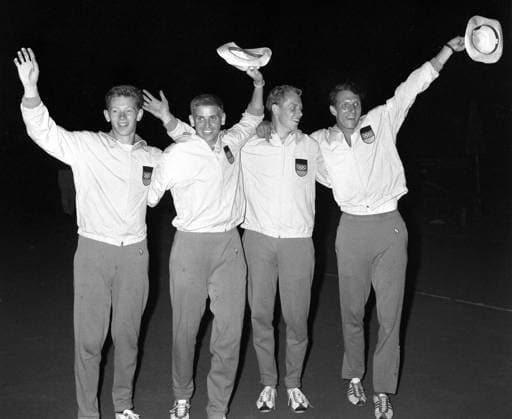 Archivbilder der Woche SPORT KW25 Olympiade 1960 in Rom. Die siegreiche 4x100m Staffel des DLV. V.l: Bernd Cullmann , Armin Hary, Walter Mahlendorf und Martin Lauer. *** 1960 Olympics in Rome The DLVs winning 4x100m relay team V l Bernd Cullmann , Armin Hary, Walter Mahlendorf and Martin Lauer HM